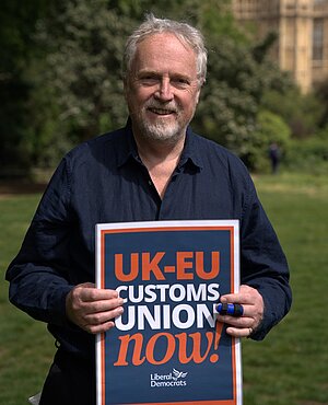 Brian holding up a sign for a UK-EU customs union